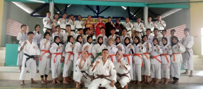 HM Syarif Hidayatullah ST MMT (Gus Sentot) bersama para atlet kempo.