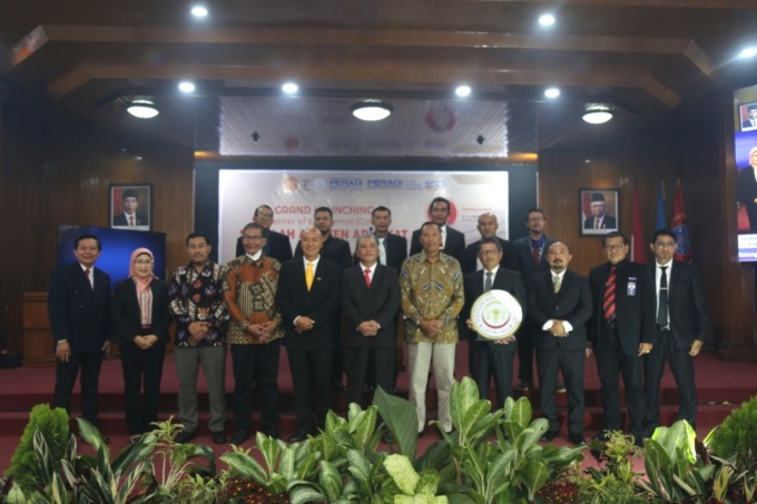 Rektor UMM, Wakil Rektor, Dekan FH dan sederet mitra kantor hukum usai menandatangani kerjasa serta meluncurkan CoE Sekolah Asisten Advokat.