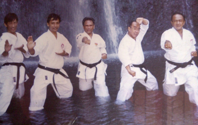 Kwat Prayitno (kiri) bersama majelis sabuk hitam dan pengurus PB Inkanas berlatih di Grojogan Sewu, Wonosalam, 1998