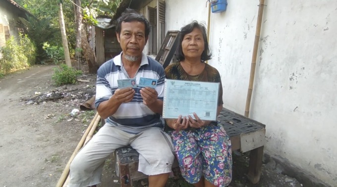 Sairoji, 46 bersama istrinya saat berada dirumahnya Desa Kepatihan, Kecamatan Jombang kemarin.