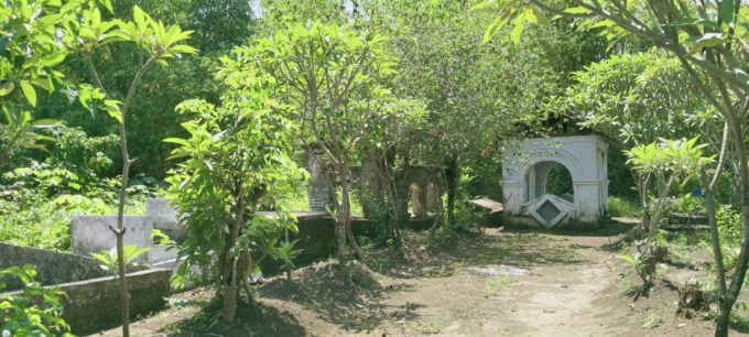Makam belanda di Desa/Kecamatan Ngoro yang diyakini dijaga ular besar.
