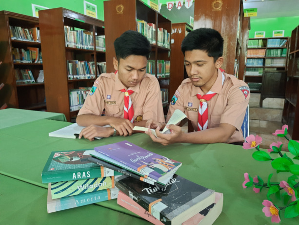 Perpustakaan SMAN Ngoro dengan ribuan koleksi buku.