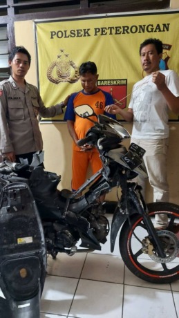 SUpardi, pelaku penjambretan saat damankan di Mapolsek Peterongan.