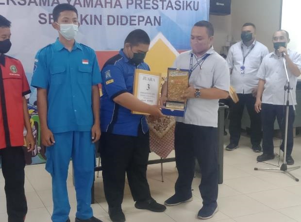 Siswa SMKN 3 Jombang berhasil meraih juara 3 dalam ajang Yamaha SMK kontes 2022 wilayah regional Surabaya Jawa Timur.