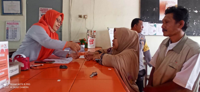 Mutrofin bersama tiga pilar saat mengambil undangan di kantor Pos Jombang.