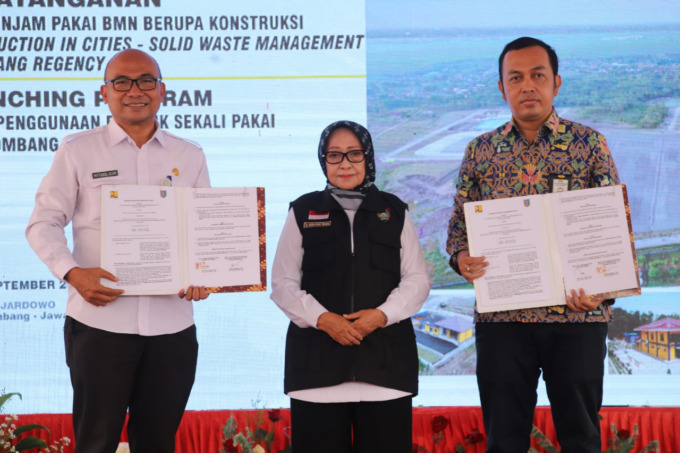 Bupati bersama Pejabat Pemkab dan Kementrian PUPR saat soft launching Program Eric-SWM  di TPA Banjardowo kemarin.