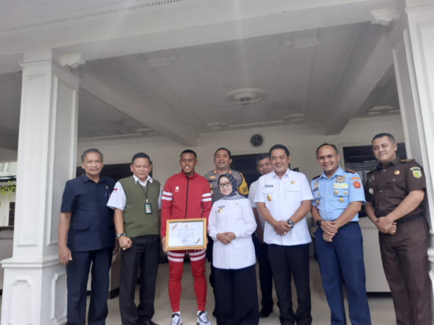 Rahmat Beri Santoso (Merah) saat diundang Bupati Jombang dan Forkopimda di Pendopo Kabupaten Jombang kemarin.