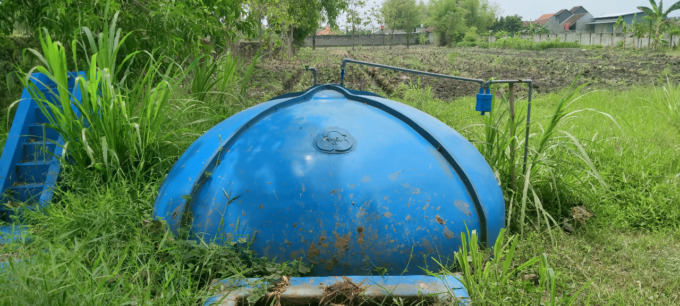 Alat pengolah biogas masih tergolek tak terpakai di pinggir kandang sapi BUMDesma, di Desa Denanyar, Kecamatan Jombang.