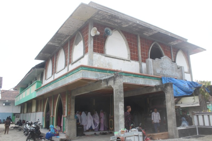 Masjid AL Manshur, di Desa Mayangan, Kecamatan Jogoroto.