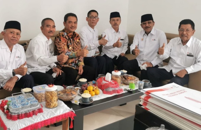 Kwat Prayitno  bersama Wabup Sumrambah serta pengurus PMI Jombang kala merayakan HUT PMI di kantor PMI Jombang, Selasa (20/9)