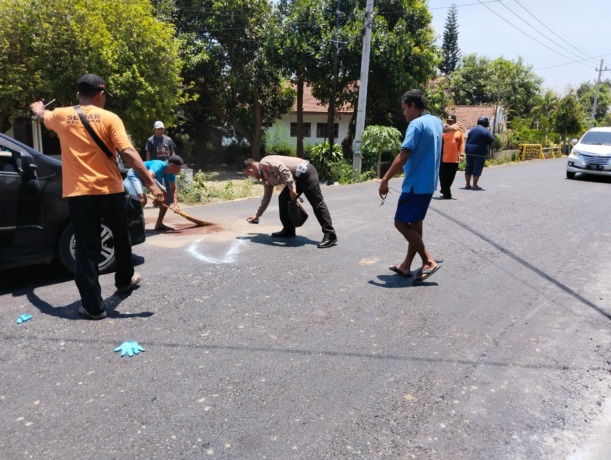 Petugas kepolisian saat melakukan olah kejadian perkara di lokasi kecelakaan maut.