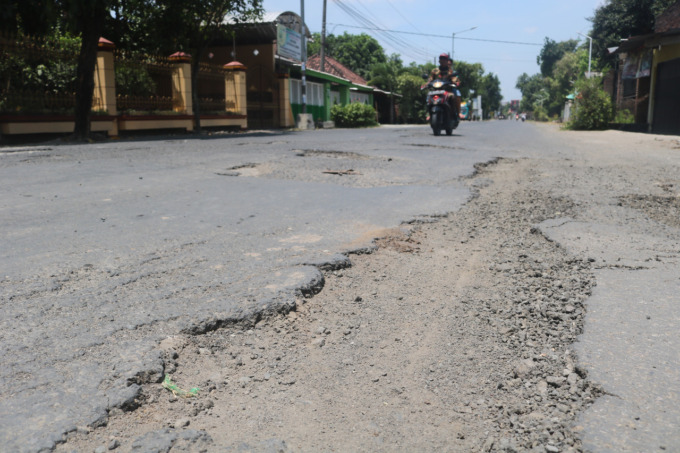 Kondisi jalan kabupaten di Desa Carangrejo yang rusak.