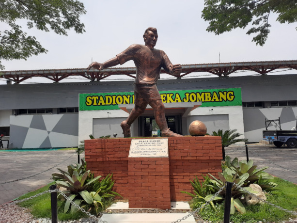 Patung sepak bola dengan badan Diego Maradona dan kepala Bergkamp di Stadion Jombang.