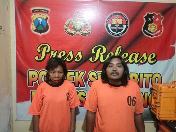 Kedua pelaku saat diamankan polisi di Mapolsek Sumobito.