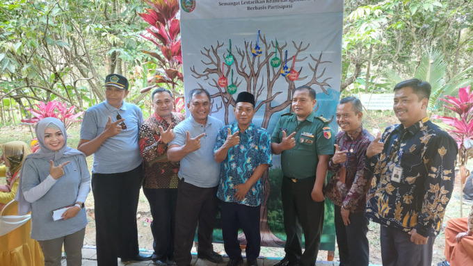 Yosefan Johan GM PT Indonesia Power Grati POMU didampingi Sekretaris DLH Jombang Abdul Wahab dan Forkopimcam Wonosalam