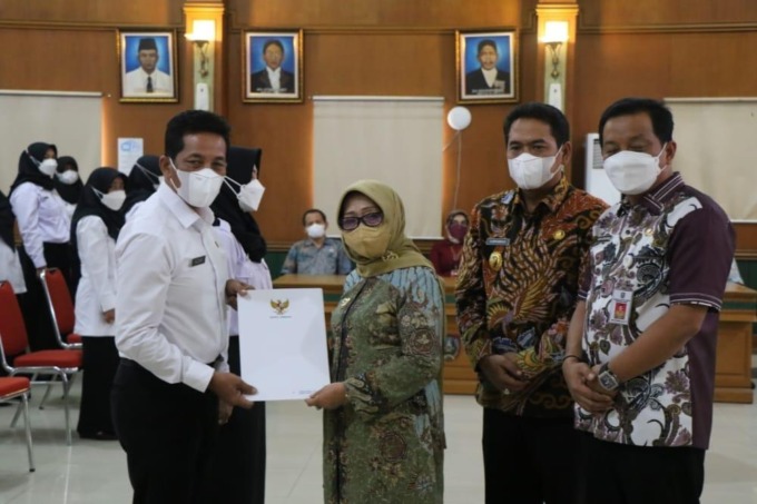 Bupati Jombang Mundjidah Wahab menyerahkan SK Pengangkatan PPPK Guru Tahap II formasi 2021