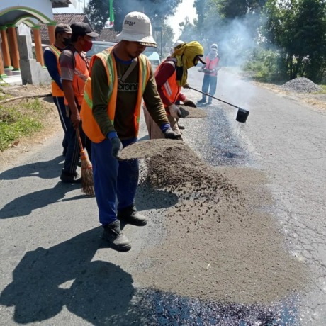 Ilustrasi Proses perbaikan jalan kabupaten yang dikerjakan Dinas PUPR Jombang.