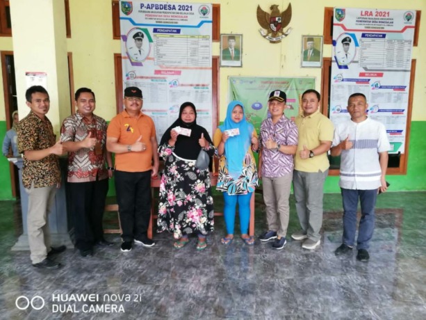 Dinsos Jombang bersama pejabat daerah saat mengawal penyaluran BT DD di Kecamatan Wonosalam.