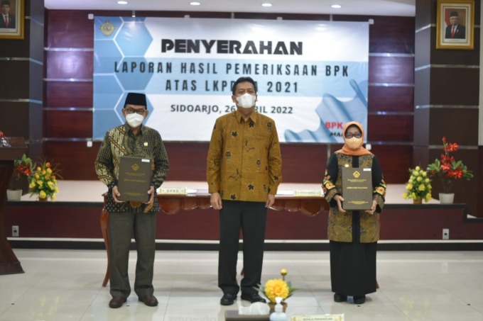 Bupati Jombang saat menerima penghargaan Opini WTP
