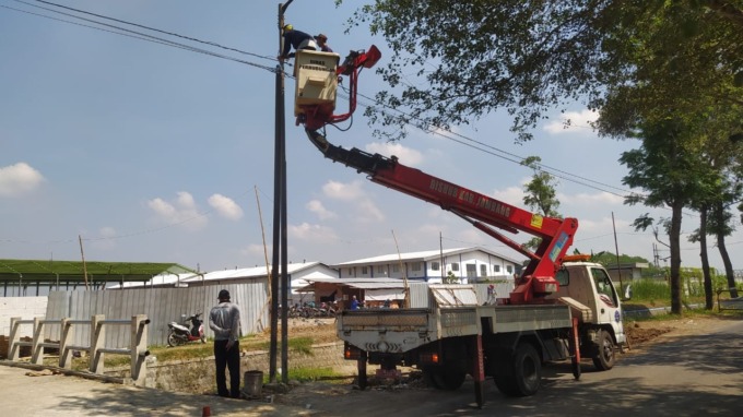 Petugas DInas Perhubungan saat melakukan perbaikan PJU.