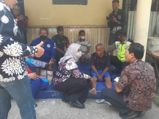 Mujib, 62, ODGJ lansia yang dipasung kakinya diajak petugas berobat kemarin (29/9).