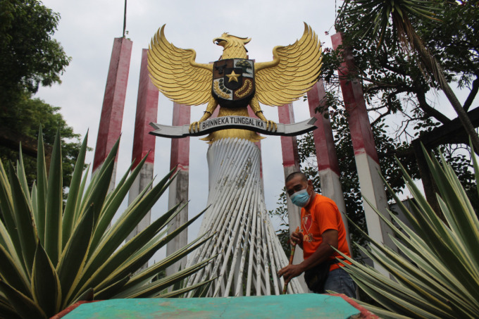 Kondisi monumen Garuda Pancasila di Jl Dr Soetomo Jombang yang mulai mengelupas dan memudar catnya.