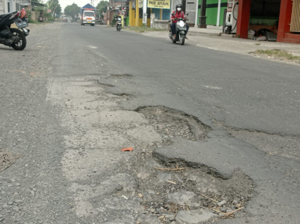 Jalan rusak di ruas Kalianyar-Peterongan