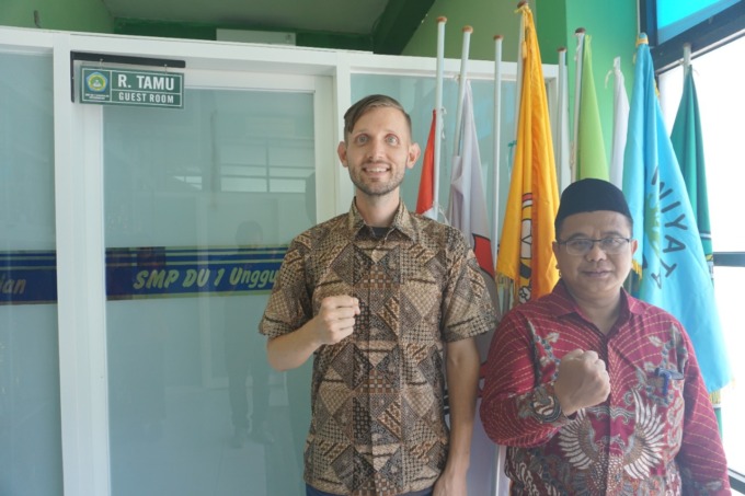 Kepala Sekolah Mashudi, S.S, SPd (kanan)