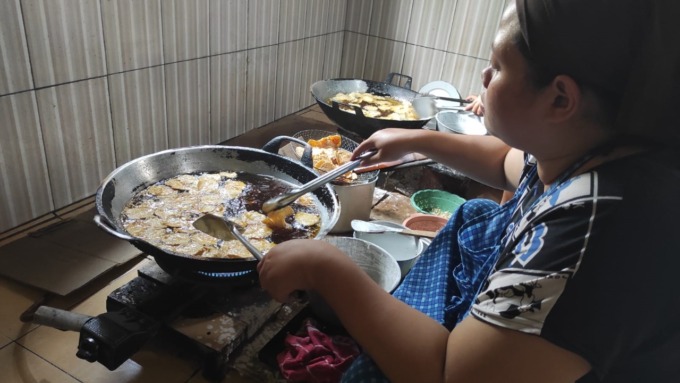 Perajin keripik tempe di Desa Ceweng, Kecamatan Diwek terpaksa mengurangi produksi akibat kenaikan harga kedelai.