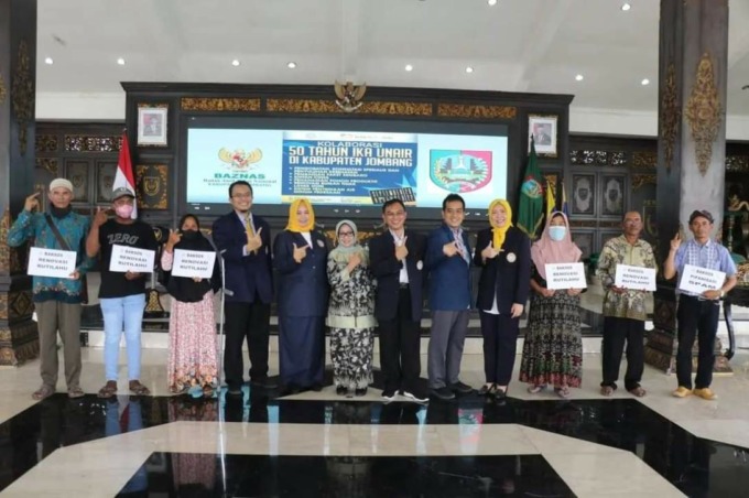 Bupati Jombang bersama pengurus IKA Unair Jombang yang dilantik.