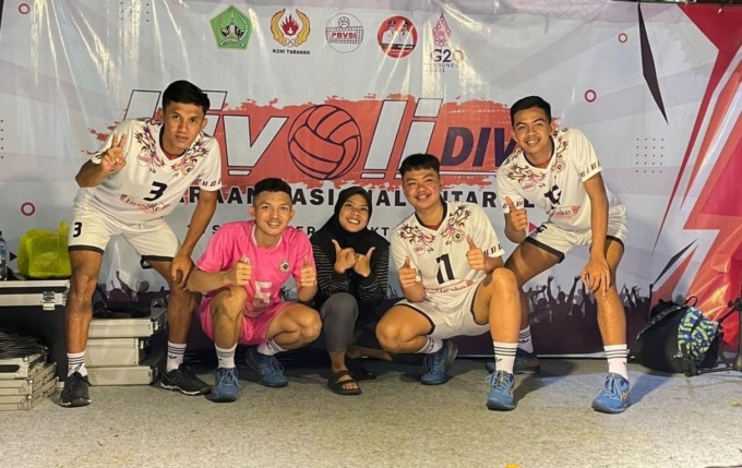 Dari kiri M Chaiqul Abid, Yory Alif Yulian, Halimatus Sakdiyah, M Ricky Hartanto, M Fauzan Aditya di sela aktivitas Livoli Divisi 1, Tabanan Bali, Jumat (30/9).