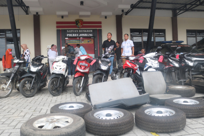 Brangbukti sparepart mobil yang diamankan petugas dari pencuri dan penadah.