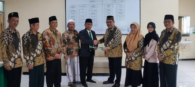 Direktur RSNU Jombang dan PT RSNU Jombang (dua tengah) foto bersama jajaran komisaris PT RSNU Jombang dan manajemen RSNU Jombang (dari kiri) Afandi Nawai, Syaifullah Isbari, Muslimin Abdillah, KH Salmanuddin, Denok Eko, dr. Lailatur Riza dan Hamid Bisri.