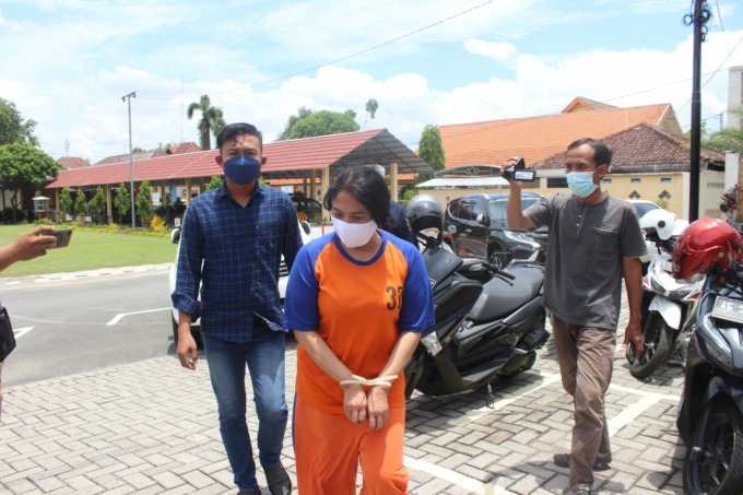 Ainin Inayah, istri kades Sawiji, Kecamatan Jogoroto saat dikeler menuju kantor Satreskrim Polres Jombang.