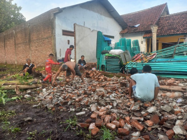 Bangunan gudang penyimpanan soundsistem milik warga Dusun Budug, Desa Sidokerto ini rusak setelah diterjang hujan es dan angin kencang Sabtu (8/10).
