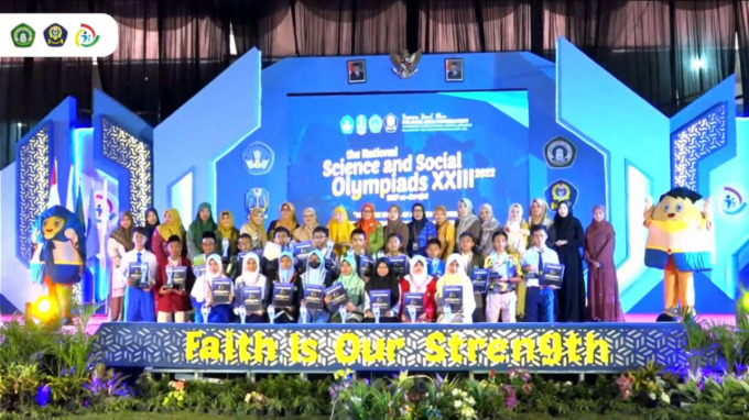Para kiai dan bu nyai di lingkup Ponpes Darul Ulum Rejoso bersama para juara SSO ke-23.