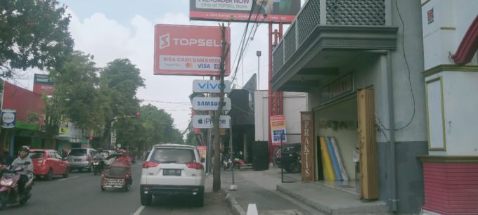 Selain tak berijin, reklame milik Topsell ini juga melanggar aturan karena dipasang di jalur T