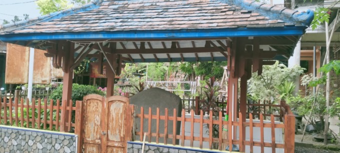 Prasasti gurit peninggalan Raja Airlangga di Dusun Sumbergurit, Kecamatan Kudu.