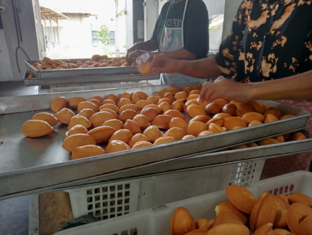 Pembutan roti bolu Plemben di Desa Banyuarang. Kecamatan Ngoro