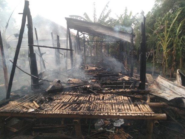 Gubuk bambu yang juga asrama santri ini ludes dilalap api