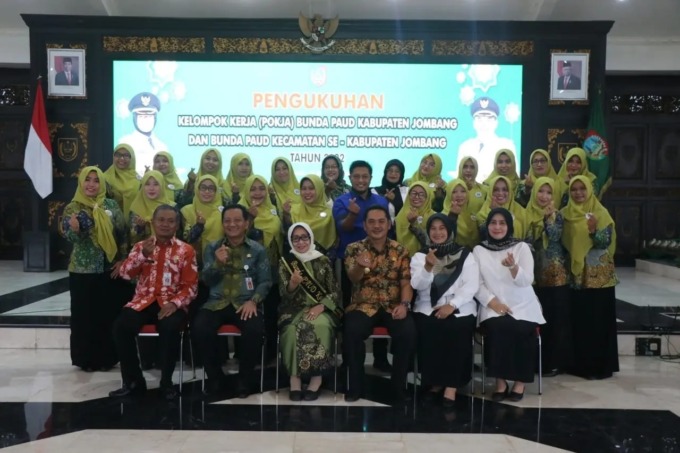 Bupati, Wabup bersama Bunda PAUD tingkat kecamatan usai pengukuhan.