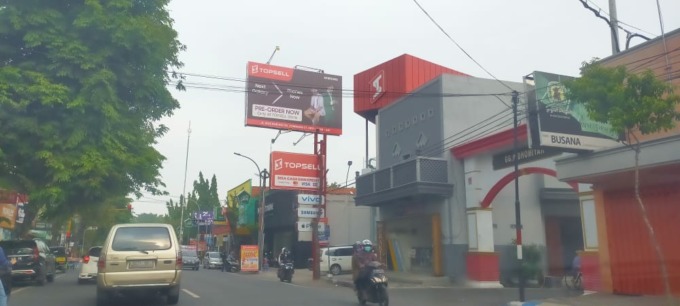 Reklame liar milik Topsell yang masih dibiarkan berdiri meski terang-terangan mengangkangi Perbup