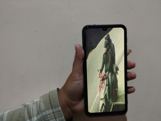 Foto rekaman CCTV yang menunjukkan kedua pelaku saat beraksi.