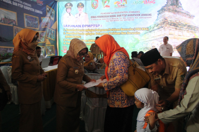 Bupati Jombang saat memimpin kegiatan Bulaga di Kecamatan Sumobito Senin (25/10)