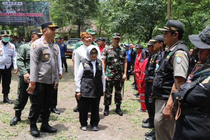 Bupati Mundjidah Wahab didampingi Kapolres Jombang AKBP Moh Nurhidayat saat mengecek kesiap siagaan bencana di Kecamatan Mojowarno, (21/10) lalu