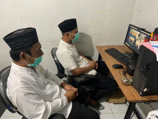 Dua terdakwa kasus pengemplangan pajak sedang mengikuti sidang putusan Kamis (27/10) lalu.