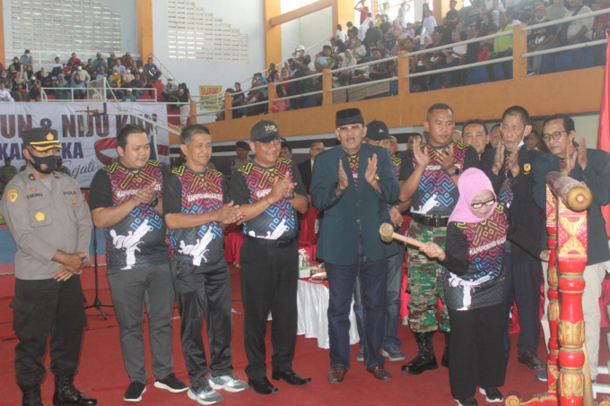 Bupati Hj Mundjidah Wahab bersama Forkopimda, Ketua Umum Forki Jombang Widjono Soeparno, Ketua Harian Forki Kwat Prayitno, saat membuka kejurnas Jombang Open di GOR Merdeka, kemarin.