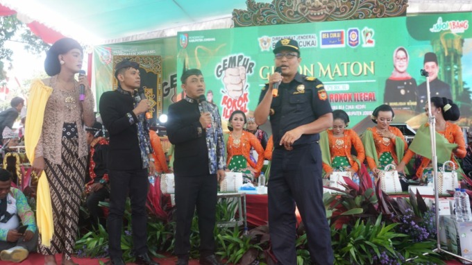 Cak percil dkk didampingi Rudi Suproyanto, petugas dari kantor Bea Cukai kediri saat memberikan sosialisasi gempur Rokok Ilegal di alun-alun Jombang (30/10)