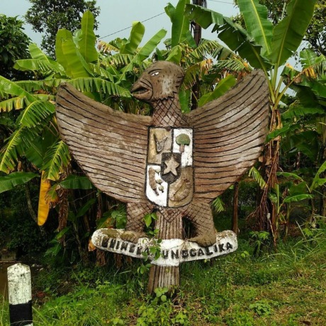 Patung garuda pancasila unik di Dusun Genjong, Desa Sidowarek, Kecamatan Ngoro.