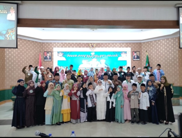 Bupati Hj Mundijidah, Sekdakab Agus Purnomo, Kepala Dinas P dan K Senen dan para peserta lomba.